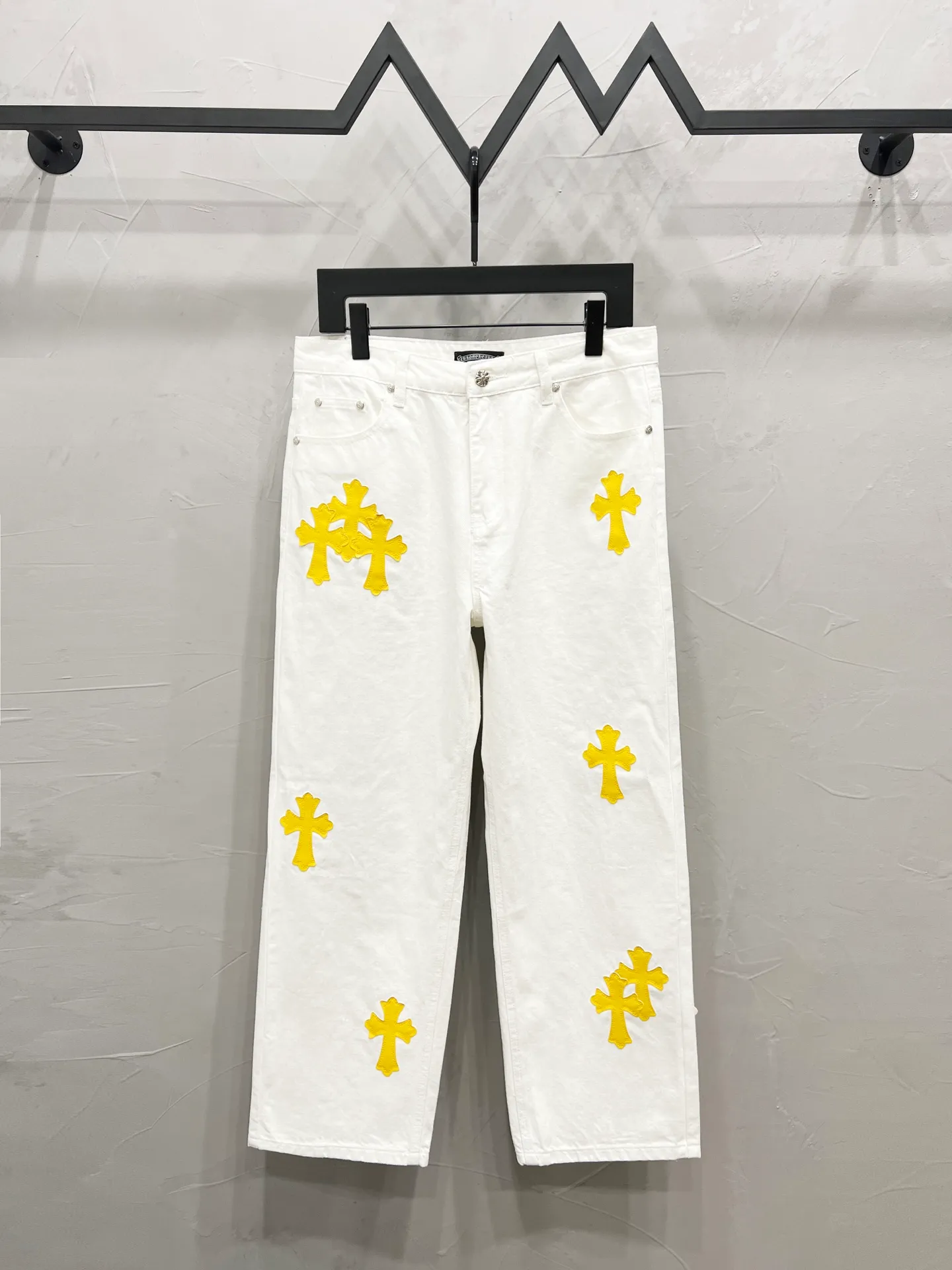 P220 Style number: [M911] Chrome hearts & Chrome hearts 25ss yellow cross patch leather jeans Chrome hearts’ logging pants are here! ! ! CH Croix Heart Double Knee Cross Patch Leather Bo1 Style Logging Pants Straight-leg Work Pants B136 Croix Heart Cross Sanskrit Overalls Price 24W Level, patchwork cross pattern embellishment, high-waisted washed jeans! ! Absolutely high-end luxury products, 1.9W level god-level single products, super popular products, made by top heavy industry, not to be missed. About Zangyin, this is an extremely luxurious fashion brand, which can also be called the nobles of the high street. It has always been an exclusive brand of some hipsters or rich second generation. Compared with ordinary high streets, it is more luxurious and noble. Compared with luxury brands, it has a more fashionable personality and has always been a brand that I have a special liking for. Imported yarn is custom-woven into a high-density twill canvas. While ensuring a stiff silhouette, the fabric feels very delicate. It follows the B01 classic silhouette. The upper body is stiff and stylish. The ready-made garments are stone-ground and fermented and can be matched with any style. Buttons and zinc-brushed washable genuine YKK retro metal products. Double-layered canvas on the front. Perfect details. All hardware is perfect. Size: 30-32-34-36 Color: white pants and yellow leather